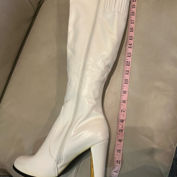 White boots - Picture 3 of 5